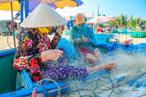 Tỉ mỉ nối lại từng mắt lưới bị hư hỏng. Ảnh: Lâm Nguyễn