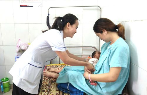 Hướng dẫn bà mẹ sau sinh cho con bú tại Bệnh viện Đa khoa Quảng Trị (năm 2026). Ảnh: N.Phương