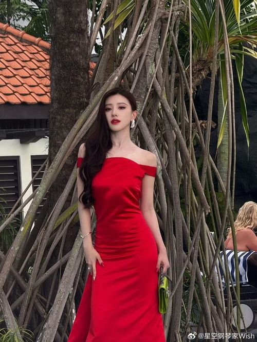  Vương Hạc Nhuận nổi bật trong thiết kế tông đỏ với điểm nhấn cut-out ở phần lưng. 