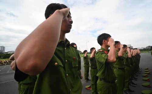Tác phong chuẩn mực, ánh mắt nhìn thẳng kiên định của cán bộ, chiến sĩ trong phần thực hành điều lệnh đội ngũ tay không.