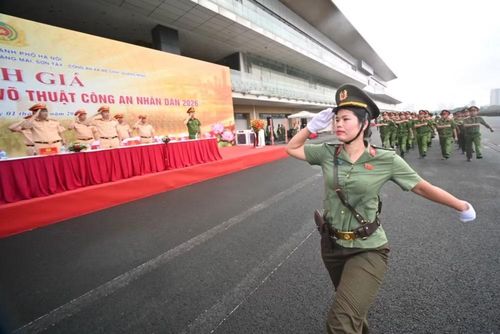 Nữ sĩ quan chỉ huy dẫn đầu khối thực hiện động tác chào Lễ đài với tác phong chính quy, dứt khoát.