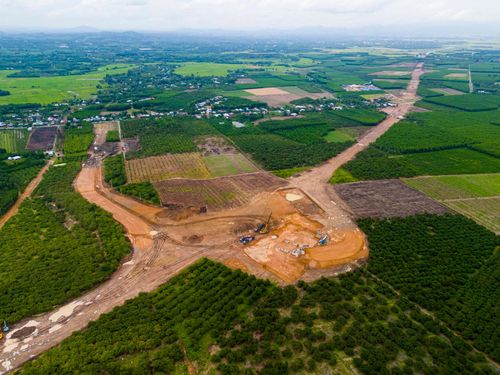 Theo ghi nhận của Tri Thức - Znews vào thời điểm cuối tháng 7, dù thời tiết diễn biến thất thường, trên công trường dự án cao tốc Dầu Giây - Tân Phú, hàng trăm kỹ sư, công nhân cùng nhiều thiết bị cơ giới vẫn được huy động để tăng tốc thi công các hạng mục chính. Trong ảnh là nút giao của tuyến chính cao tốc Dầu Giây - Tân Phú với đường Gia Canh đoạn qua địa bàn xã Định Quán, TP Đồng Nai đã hình thành hướng tuyến.