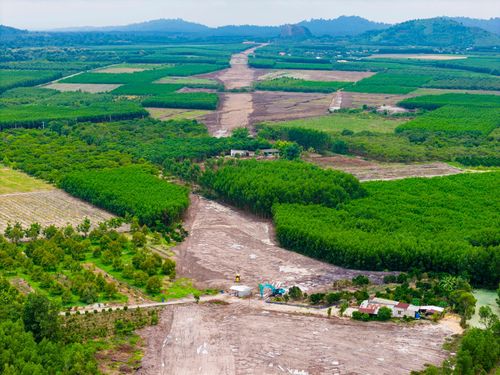Đối với phần nền đường, các mũi thi công đang thực hiện phát quang, bóc lớp đất hữu cơ, đào nền, đắp và lu lèn nền đường K95 tại đoạn từ Km29+900 đến Km32+400 và các nhánh nút giao Cao Cang.