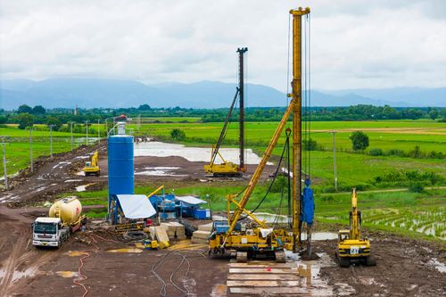 Đối với các công trình cầu, hầm chui và cống, nhiều hạng mục cũng được triển khai đồng thời như thi công cọc khoan nhồi cầu Km36+352, cầu Suối Mây (Km41+992), cầu Đồng Hiệp; gia công cốt thép bản đáy hầm chui dân sinh Km43+340; thi công móng và đổ bê tông lót các cống ngang.