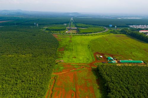 Tại điểm đầu của tuyến cao tốc Dầu Giây - Tân Phú đi qua địa bàn phường Dầu Giây, TP Đồng Nai, đơn vị thi công cũng đã thực hiện phát quang, bóc lớp đất hữu cơ, hình thành hướng tuyến.