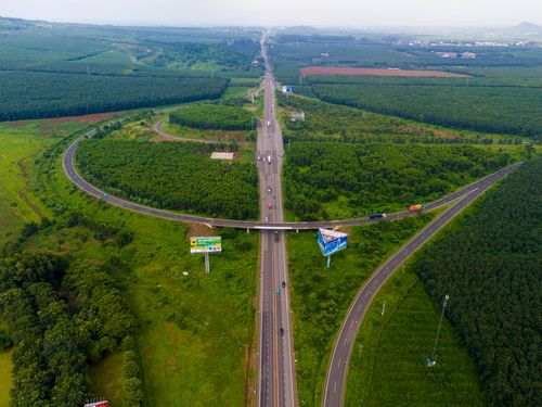 Khi hoàn thành, cao tốc Dầu Giây - Tân Phú sẽ góp phần hoàn thiện mạng lưới đường bộ cao tốc quốc gia, tăng cường kết nối giữa TP.HCM, Đồng Nai và khu vực Tây Nguyên, đồng thời tạo động lực phát triển kinh tế - xã hội và liên kết vùng giữa Đông Nam Bộ với Nam Trung Bộ, Tây Nguyên và Đồng bằng sông Cửu Long.