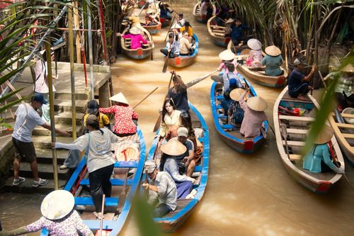  Du khách ngồi xuồng đông đúc tại cồn Thới Sơn vào cuối tháng 7. Ảnh: Phương Lâm. 