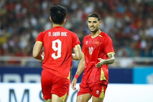 Đình Bắc được Hoàng Hên động viên sau một pha bóng tốt nhờ cách đảo biên ấy. Những tưởng cách chơi mới này sẽ giúp cả hai mang lại khác biệt.