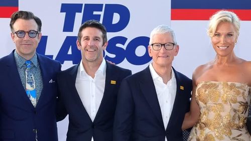 John Ternus (thứ hai từ trái) và Tim Cook (thứ hai từ phải) tại buổi ra mắt mùa 4 bộ phim Ted Lasso Ảnh: X/RealAnthonyCamp.