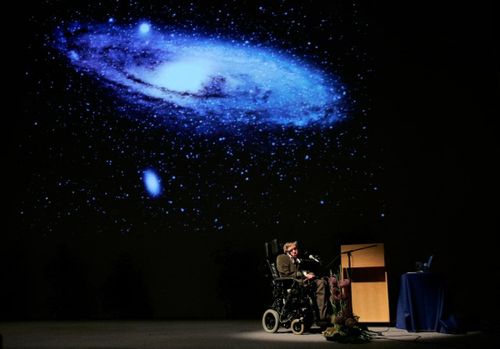  Nhà vật lý Stephen Hawking, người đã nỗ lực giải thích một số câu hỏi phức tạp nhất của cuộc sống. Ảnh: Reuters. 