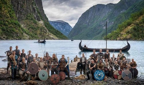 Đội tuyển Na Uy trong trang phục Viking. Ảnh: Athletic.