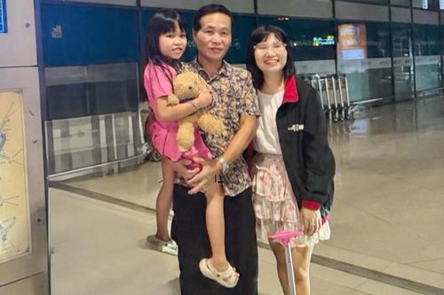 Khoảnh khắc đoàn tụ của chị Lý (áo đen) cùng bố ở sân bay sau 34 năm mất liên lạc.