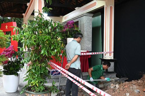  Đơn vị thi công đào đất xung quanh phần móng của bia tưởng niệm, chuẩn bị di dời, ngày 30/7. Ảnh: Hoài Bảo. 