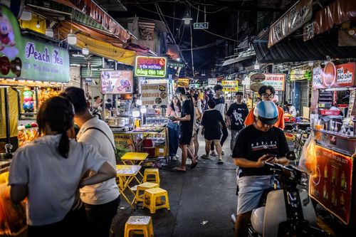  Khung cảnh nhộn nhịp tại một khu chợ ẩm thực đường phố ở TP.HCM. Ảnh: Kuba Puchajda. 