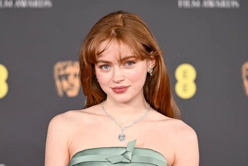 Về đời tư, Sadie Sink là một trong những ngôi sao trẻ khá kín tiếng của Hollywood. Cô chưa công khai mối quan hệ tình cảm nào, dù từng xuất hiện một số tin đồn hẹn hò. Sink cũng hạn chế chia sẻ cuộc sống riêng trên mạng xã hội, chủ yếu xuất hiện khi quảng bá tác phẩm hoặc tham dự sự kiện. Nữ diễn viên duy trì mối quan hệ thân thiết với dàn sao Stranger Things, đồng thời vẫn giữ liên lạc với Taylor Swift sau khi hợp tác trong All Too Well. Ảnh: variety. 