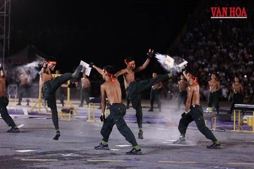 Khán giả cũng không khỏi thán phục trước những nội dung biểu diễn công phu như Thiết đầu công, Thiết cước công, Thiết hầu công, Cương cốt công cùng loạt màn trình diễn nội công hộ thể như nằm trên bàn chông đập đá, đi chân trần trên than hồng mang vật nặng