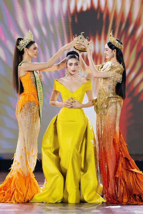 Đương kim Miss Grand International Emma Mary Tiglao (bìa trái) và Hoa hậu Nguyễn Thị Yến Nhi thực hiện nghi thức trao vương miện Miss Grand Vietnam 2026 cho tân Hoa hậu Hòa bình Việt Nam 2026 Emoura Phạm
