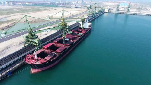 Hà Tĩnh có lợi thế lớn về cảng biển nhờ sở hữu cụm cảng nước sâu chiến lược Vũng Áng - Sơn Dương, vị trí cửa ngõ ra biển ngắn nhất cho tuyến hành lang kinh tế Đông - Tây, và khả năng tiếp nhận tàu siêu lớn