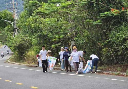 “Clean Up Son Tra – Vì một Sơn Trà xanh" là hoạt động ra quân thu gom rác, làm sạch môi trường tự nhiên trên cạn và dưới nước được Ban Quản lý bán đảo Sơn Trà và các bãi biển du lịch Đà Nẵng duy trì từ năm 2011 đến nay