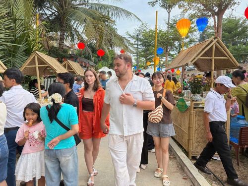 Du khách tham quan không gian ẩm thực, trưng bày sản phẩm địa phương