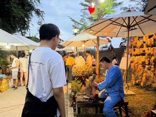 Không gian trưng bày củi lũ, gốc tre, gốm Thanh Hà và ngư cụ vùng sông nước