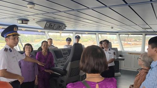 Đồng chí Thượng úy Trần Quốc Khánh, Phó Thuyền trưởng Tàu CSB 8002 giới thiệu với Đoàn về chức năng, nhiệm vụ của Tàu