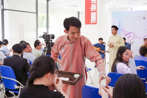 Khán giả thưởng thức trà tại không gian biểu diễn