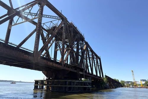 Cầu đường sắt cổ bắc qua sông Potomac là dấu tích của một thời kỳ phát triển giao thông lâu đời, được gìn giữ như một phần trong cảnh quan lịch sử của khu vực thủ đô Washington D.C.