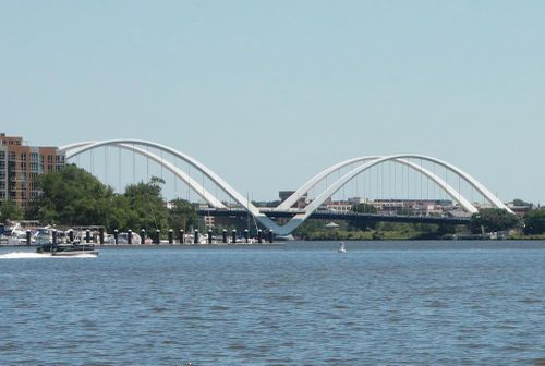 Cầu dây văng Frederick Douglass Memorial nằm gần nơi sông Anacostia hợp lưu với sông Potomac, góp phần định hình mạng lưới giao thông ven sông và cảnh quan đô thị phía nam Washington D.C.