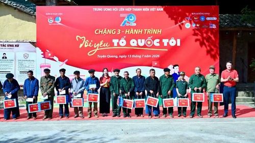 Các đại biểu Hành trình “Tôi yêu Tổ quốc tôi” tham gia hoạt động đền ơn đáp nghĩa tại xã Lũng Cú (tỉnh Tuyên Quang).