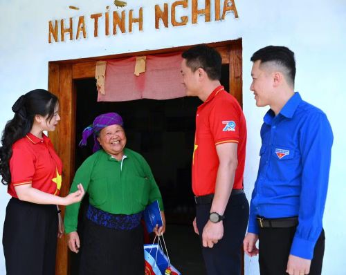 Lãnh đạo Trung ương Đoàn đến thăm, trao quà tặng các hộ gia đình có hoàn cảnh khó khăn trên địa bàn xã Lũng Cú (tỉnh Tuyên Quang).