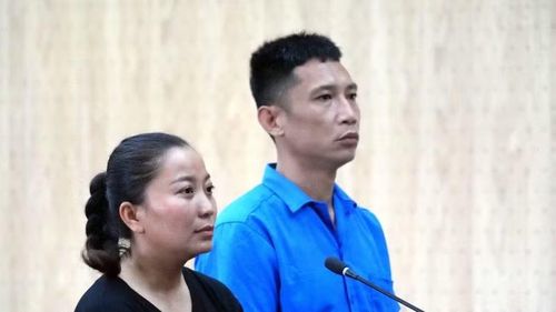 Vợ chồng Nguyễn Thị Thơm, Đỗ Xuân Linh tại tòa. (Ảnh: Lê Đình Thìn)