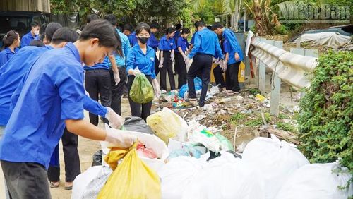 Đội hình thanh niên tình nguyện dọn vệ sinh, xóa điểm đen môi trường.