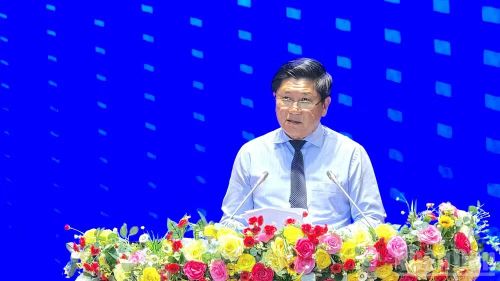 Phó Chủ tịch Ủy ban nhân dân tỉnh Cà Mau Lê Văn Sử nêu thực trạng về y tế Cà Mau tại hội nghị.