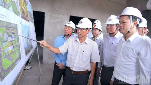 Đoàn công tác của Bộ Y tế khảo sát thực tế Dự án Bệnh viện đa khoa Cà Mau quy mô 1.200 giường.