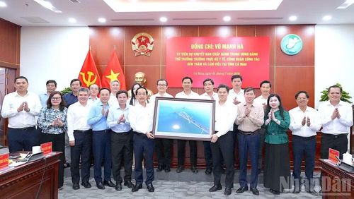 Đồng chí Hồ Thanh Thủy, Phó Bí thư Tỉnh ủy, Chủ tịch Ủy ban Mặt trận Tổ quốc Việt Nam tỉnh Cà Mau (thứ 6, từ trái, hàng thứ nhất) tặng quà lưu niệm cho Thứ trưởng Thường trực Bộ Y tế Vũ Mạnh Hà.