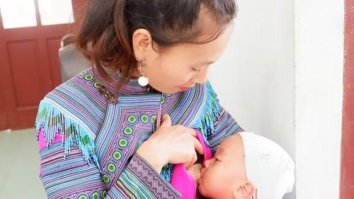 Các chuyên gia dinh dưỡng khuyến cáo các bà mẹ duy trì cho trẻ bú đến 24 tháng tuổi hoặc lâu hơn.