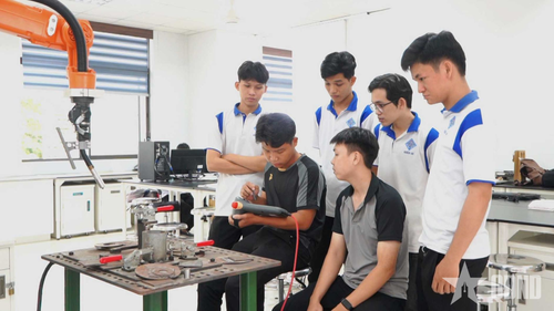 Sinh viên trải nghiệm tại Phòng thí nghiệm đổi mới sáng tạo UAV và robot trong nông nghiệp (Đại học Cần Thơ).