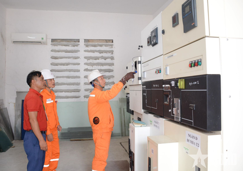 Nhân viên Điện lực Thanh Miện (Hải Phòng) kiểm tra hệ thống điện tại một nhà máy sản xuất trên địa bàn. Ảnh: BẢO LINH