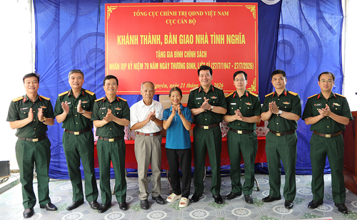 Đoàn công tác Cục Cán bộ, Tổng cục Chính trị chúc mừng gia đình ông Hoàng Anh Phòng (xã Bình Yên, tỉnh Thái Nguyên) trong ngày khánh thành và bàn giao nhà tình nghĩa.