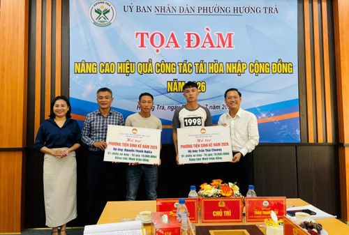 Lãnh đạo phường Hương Trà trao phương tiện sinh kế là xe máy cho các trường hợp.