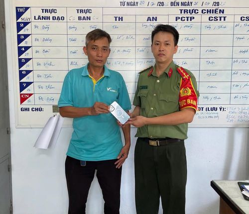 Anh Thạnh giao nộp chiếc điện thoại nhặt được cho Công an xã Hòa Vang.