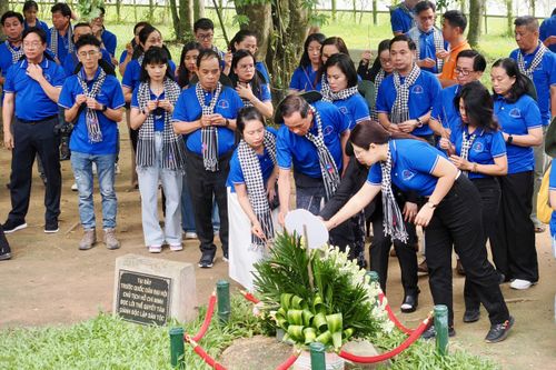  Đoàn cán bộ Tuyên giáo – Dân vận, Báo chí – xuất bản TPHCM dâng hương tại Khu di tích Tân Trào (Tuyên Quang). Ảnh: HOÀNG HÙNG 