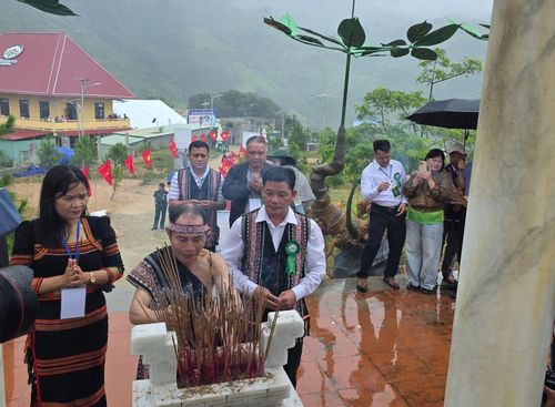  Già làng cùng lãnh đạo xã Trà Linh khấn cúng Thần Sâm 