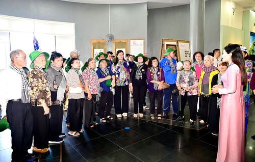 Đoàn đại biểu Hội Chiến sĩ cách mạng bị địch bắt tù đày TPHCM tham quan Bảo tàng Côn Đảo. Ảnh: VĂN MINH