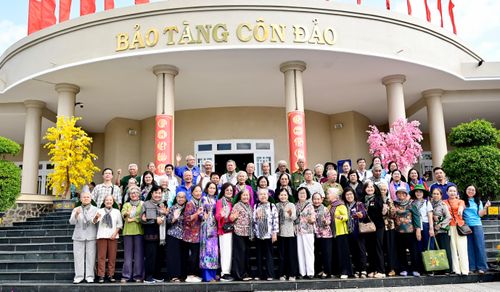 Đoàn đại biểu Hội Chiến sĩ cách mạng bị địch bắt tù đày TPHCM tham quan Bảo tàng Côn Đảo. Ảnh: VĂN MINH