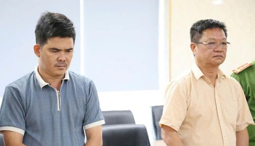  Nguyễn Tiến Trãi (bên trái) và Nguyễn Anh Tuấn tại cơ quan công an. Ảnh: Công an cung cấp 