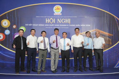 Lãnh đạo Công ty XSKT TP.Hồ Chí Minh chụp hình lưu niệm tại Hội nghị Sơ kết hoạt động SX-KD 6 tháng đầu năm 2026