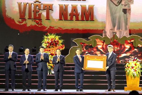 Thay mặt UNESCO, ông Jonathan Wallace Baker, Trưởng đại diện UNESCO tại Việt Nam trao nghị quyết trên của UNESCO tới đại diện Bộ Ngoại giao Việt Nam và tỉnh Hưng Yên. Ảnh: Đinh Chiến