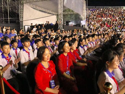 Lễ kỉ niệm thu hút đông đảo giáo viên, học sinh các trường học trên địa bàn tỉnh Hưng Yên tham dự. Ảnh: Đinh Chiến